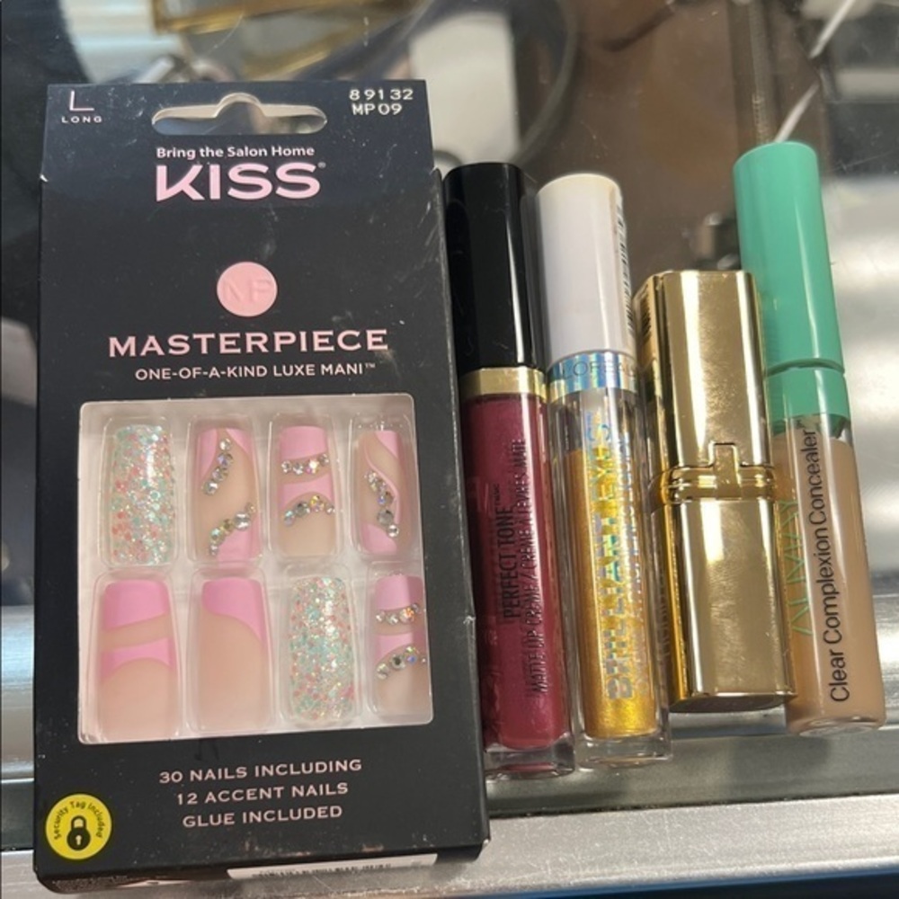 Makeup Bundle KISS Masterpiece Luxe Mani with Pink and Gold Glitter